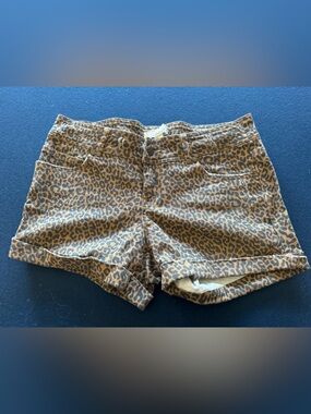 Leopard Print slightly distressed denim shorts🤎🖤 FUN& FLATTERING 🖤🤎EUC